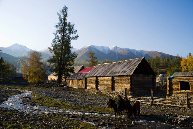 Обои картинки фото разное, сооружения, постройки, дома, ручей, горы