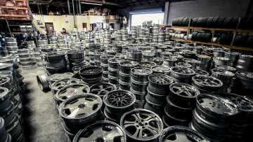 Картинка автомобили диски гараж