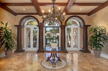 Картинка интерьер -+другое прихожая столик цветы люстра стильно