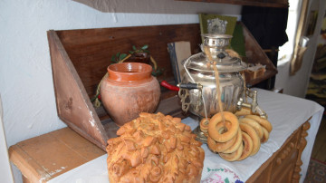 Картинка разное посуда +столовые+приборы +кухонная+утварь бублики кувшин самовар хлеб стол