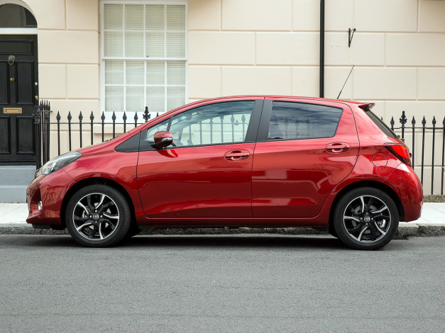 Обои картинки фото автомобили, toyota, uk-spec, 5-door, yaris, красный, 2014г