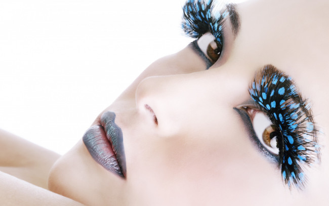 Обои картинки фото девушки, -unsort , лица,  портреты, лицо, губы, девушка, перья, ресницы, макияж, фон