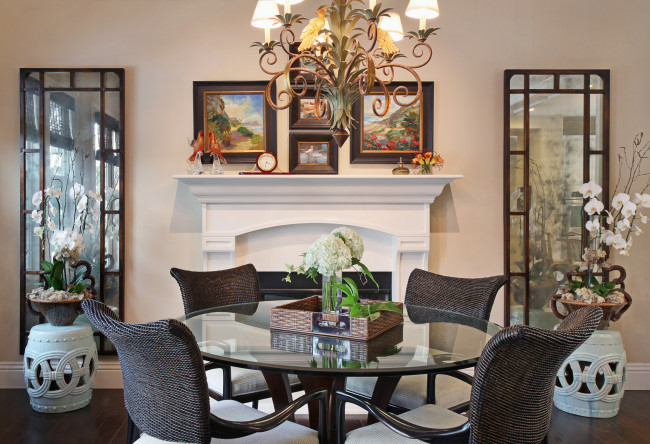 Обои картинки фото интерьер, столовая, цветы, вазы, люстра, стиль