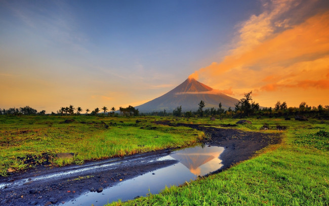 Обои картинки фото природа, реки, озера, вулкан, трава, дорога, небо, лужи