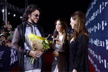 Картинка киркоров музыка филипп+киркоров интервью микрофон женщина мужчина очки