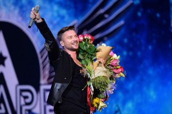 Картинка лазарев музыка сергей+лазарев певец парень сцена микрофон цветы