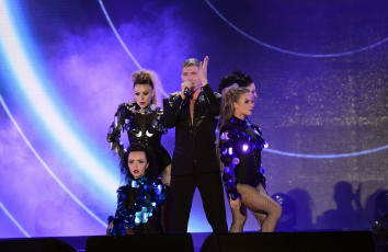 Картинка музыка -+другое сцена певец женщина концерт мужчина