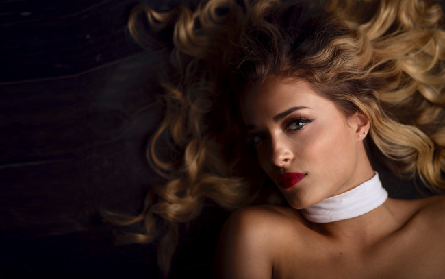 Обои картинки фото девушки, -unsort , лица,  портреты, взгляд, девушка, лицо, волосы, локоны