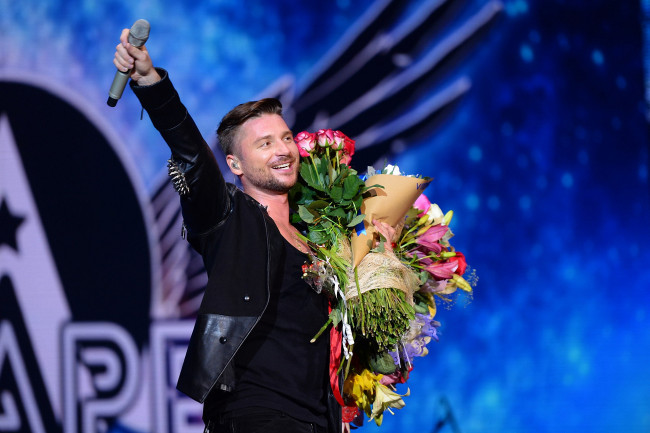 Обои картинки фото лазарев, музыка, сергей лазарев, певец, парень, сцена, микрофон, цветы