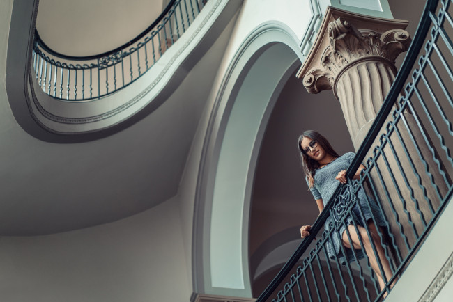 Обои картинки фото девушки, -unsort , брюнетки, темноволосые, очки, арка, девушка, взгляд, колонна, архитектура, перила