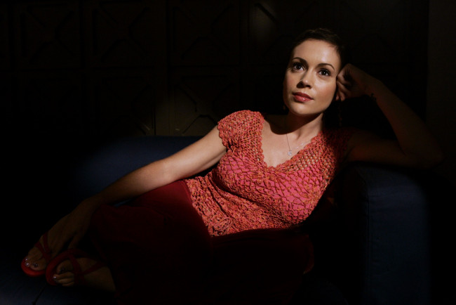 Обои картинки фото девушки, alyssa milano, алиса, милано, актриса, топ, брюки, диван