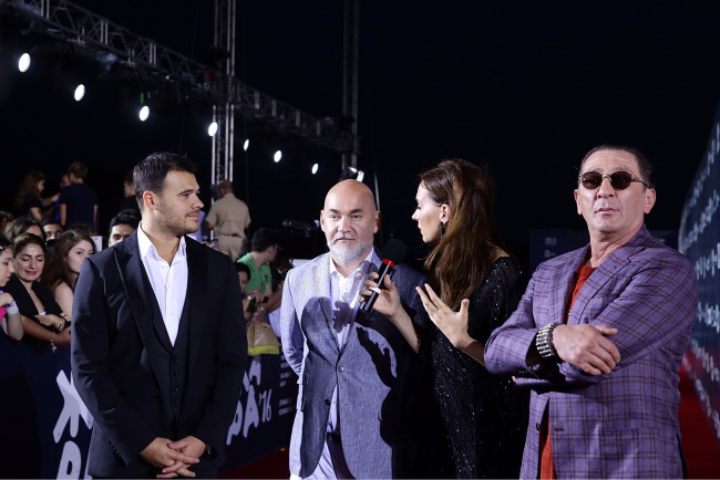 Обои картинки фото лепс, музыка, григорий лепс, микрофон, интервью, певец, женщина, мужчина