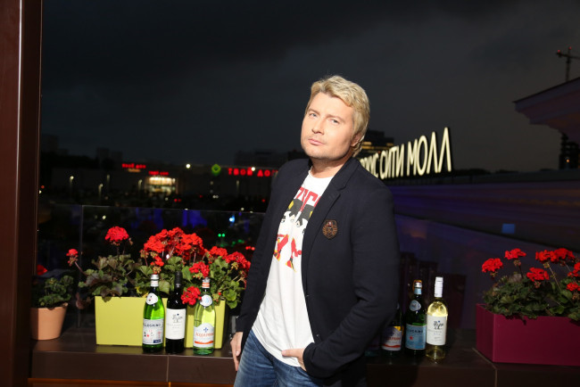 Обои картинки фото николай басков, музыка, окно, бутылка, цветы, певец, мужчина