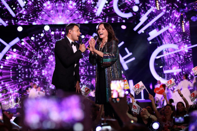 Обои картинки фото софия ротару, музыка, - другое, концерт, микрофон, певец, мужчина, женщина