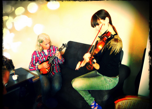 Обои картинки фото музыка, - другое, скрипка, женщина, мужчина, гитара