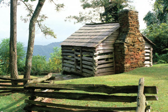 Картинка города -+здания +дома изгородь труба сарай горы