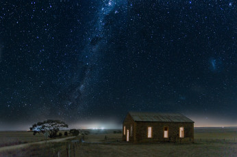 Картинка природа пейзажи галактика звёзды ночь поле огни горизонт деревья пейзаж космос дом свет млечный путь
