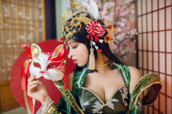 Картинка разное маски +карнавальные+костюмы прическа костюм маска кошка поворот макияж интерьер рука комната ресницы зеленый поза лицо украшения красный девушка грудь азиатка шатенка образ стиль декольте наряд