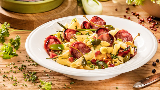 Обои картинки фото еда, макаронные блюда, колбаса, паста, тарелка