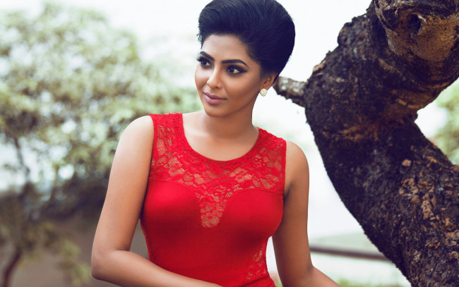 Обои картинки фото aishwarya lekshmi, девушки, -unsort , брюнетки, темноволосые, индийская, актриса, фотосессия, модель, красное, платье, макияж, индия, aishwarya, lekshmi, болливуд