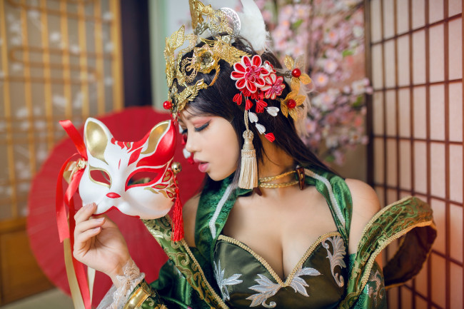 Обои картинки фото разное, маски,  карнавальные костюмы, прическа, костюм, маска, кошка, поворот, макияж, интерьер, рука, комната, ресницы, зеленый, поза, лицо, украшения, красный, девушка, грудь, азиатка, шатенка, образ, стиль, декольте, наряд