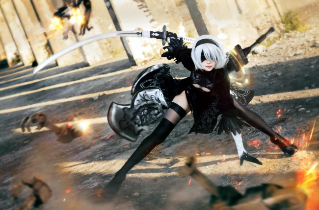 Обои картинки фото девушки, - креатив,  косплей, 2в, костюм, андроид, оружие, развалины, бой