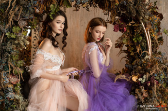 обоя девушки, - группа девушек, подруги, наряды, арка, цветы