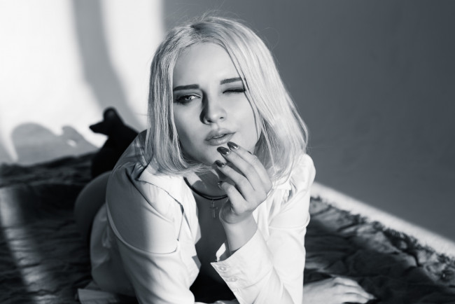 Обои картинки фото девушки, kirdjava, блондинка, рубашка, черно-белая
