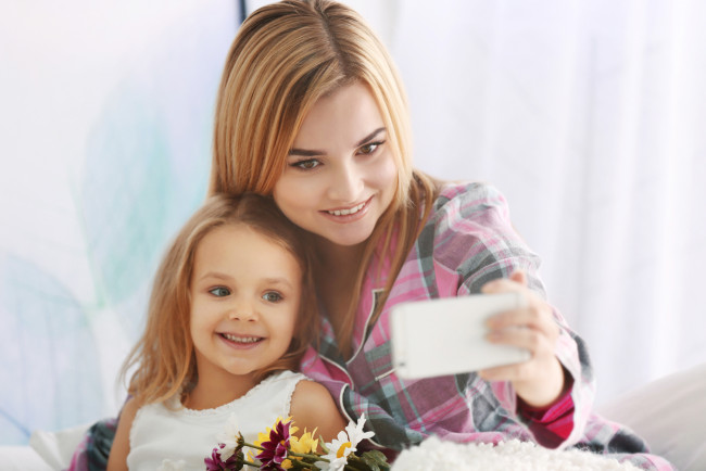 Обои картинки фото разное, люди, мама, дочка, телефон, селфи, цветы