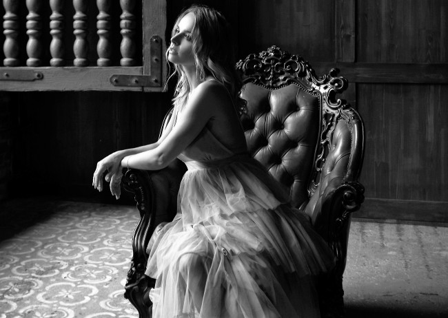 Обои картинки фото девушки, - черно-белые, блондинка, платье, кресло