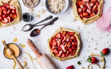 Картинка еда клубника +земляника орехи тесто нарезанная