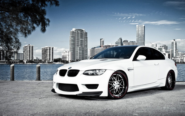 Обои картинки фото bmw m3, автомобили, bmw, белый, ветки, город, дома, река, набережная