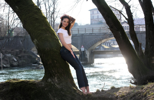 Обои картинки фото девушки, lorena garcia , lorena morena, шатенка, топ, джинсы, деревья, река, мост