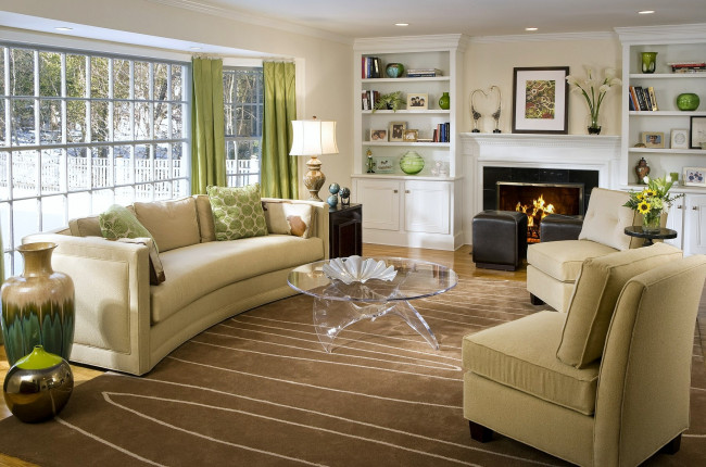 Обои картинки фото интерьер, гостиная, вазы, диван, кресла, лампа, окно, столик, камин