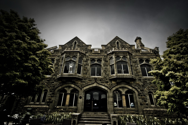 Обои картинки фото города, здания, дома, тёмный, деревья, фон, облака, дом