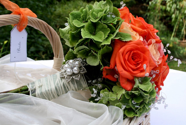 Обои картинки фото цветы, букеты, композиции, гортензия, розы, украшение, корзина