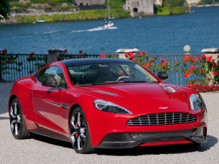 Картинка автомобили aston martin автомобиль дорога ограда цветы река яхта берег