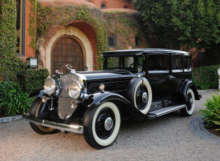 Картинка автомобили классика скульптура автомобиль дом растительность