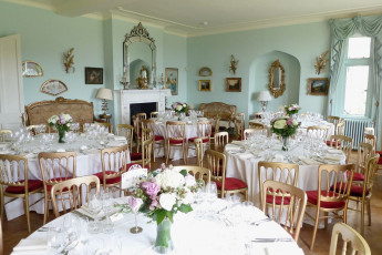 Картинка интерьер декор отделка сервировка столы букеты бокалы