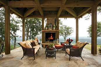 Картинка интерьер веранды террасы балконы столик диваны камин