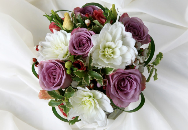 Обои картинки фото цветы, букеты, композиции, розы, георгины, плющ