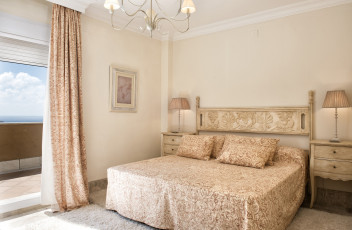 Картинка интерьер спальня штора кровать