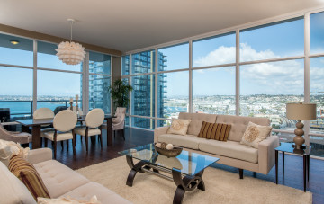 Картинка интерьер гостиная люстра окна диван