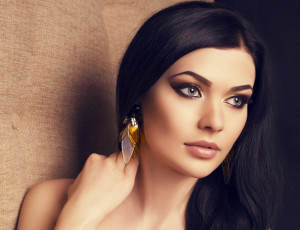 Картинка девушки -unsort+ лица +портреты рука шея макияж серьги фон ресницы взгляд девушка