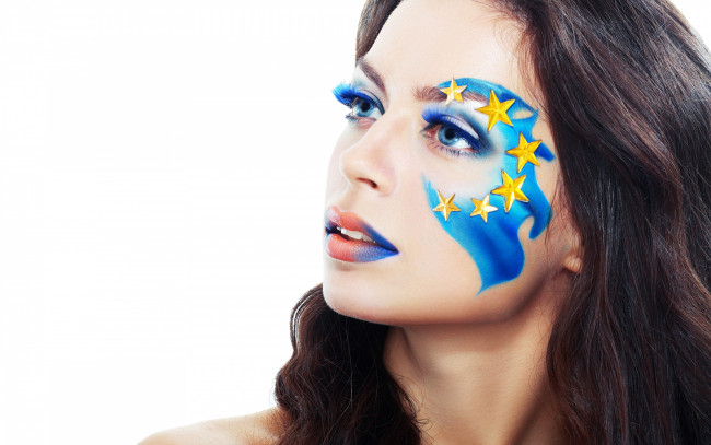 Обои картинки фото девушки, -unsort , лица,  портреты, взгляд, краски, губы, ресницы, макияж, девушка, белый, фон, плечи, волосы