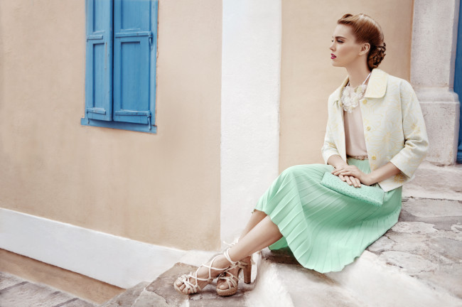 Обои картинки фото девушки, -unsort , брюнетки,  шатенки, девушка, юбка, босоножки, сидит