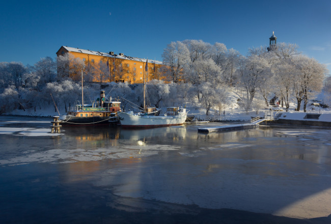 Обои картинки фото корабли, порты ,  причалы, зима, снег, дом, корабль, вода