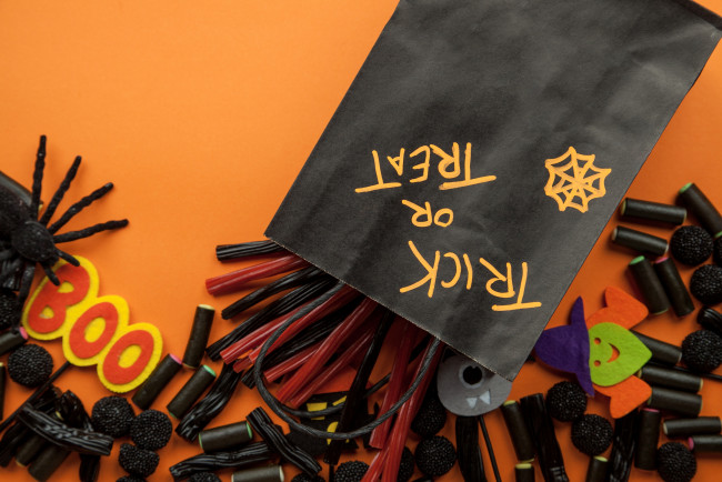Обои картинки фото праздничные, хэллоуин, надпись, сумка, праздник, сладости