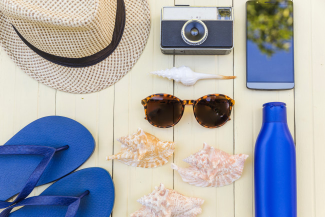 Обои картинки фото разное, одежда,  обувь,  текстиль,  экипировка, лето, шляпа, телефон, очки, сланцы, море
