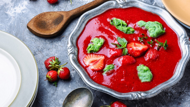 Обои картинки фото еда, мороженое,  десерты, клубника, десерт, клубничный, ягоды